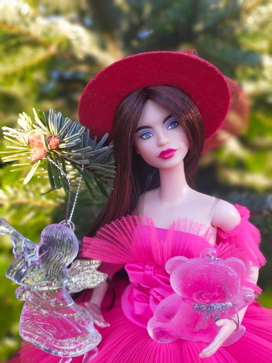 Лина  в окружении новогодних игрушек из прозрачного стекла