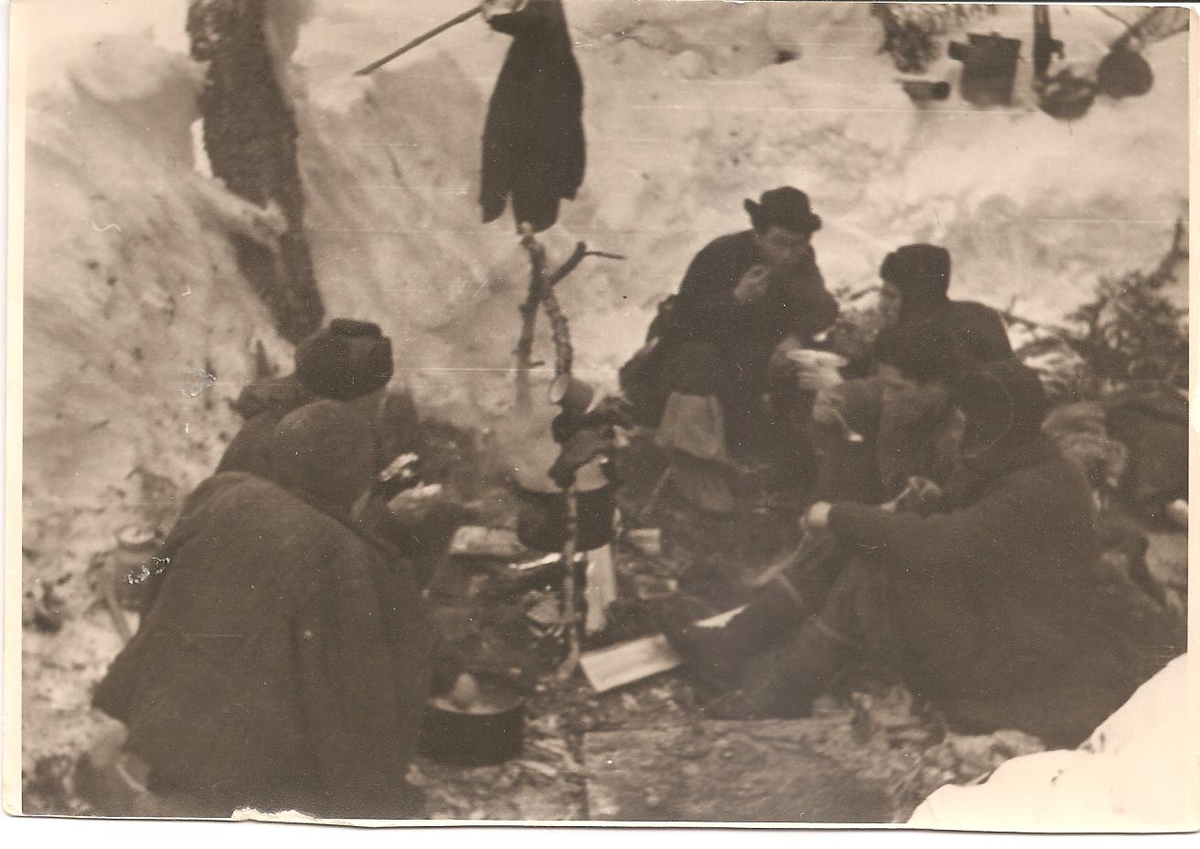 Ростовчане у костра во время зимнего похода по Северному Уралу 1959 года.