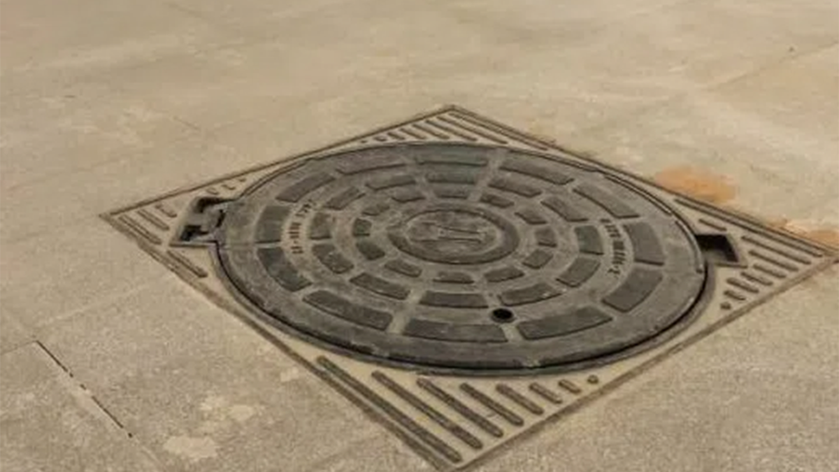 Буква Д на люке