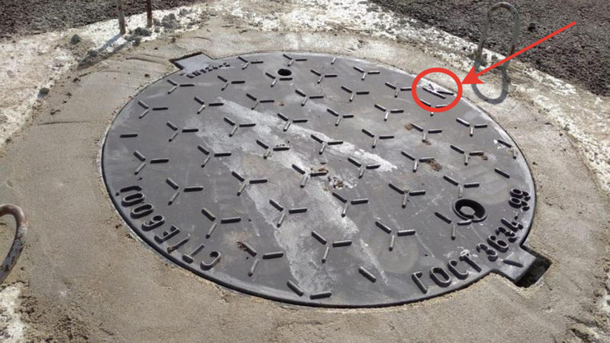 Буква К на люке