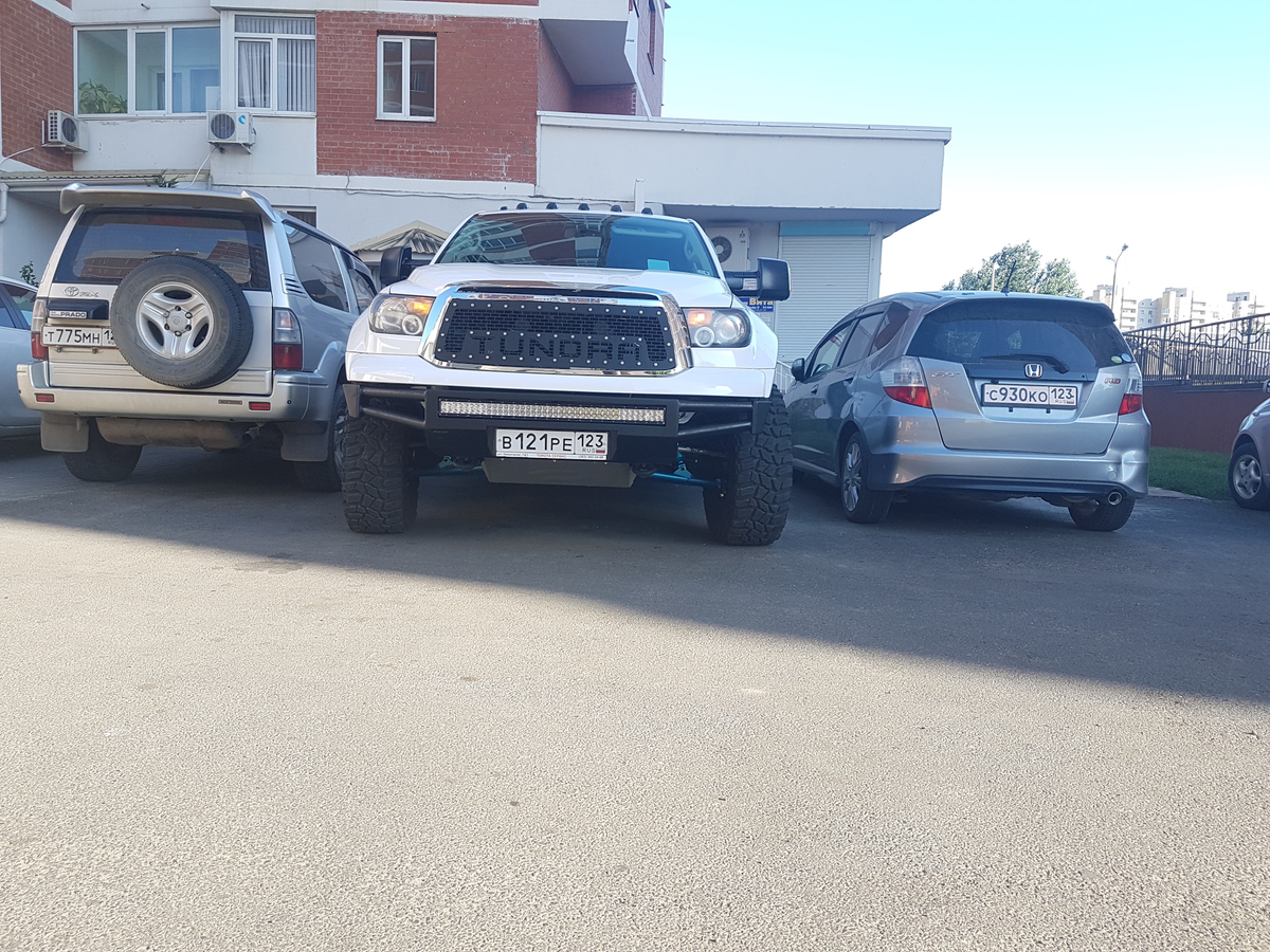 Примерно так Тундра выглядит на парковках Владивостока (правда на фото авто с краснодарскими номерами, но сути это не меняет). Обратите внимание, что слева стоит вполне себе крупный Прадик. Источник: drive2.ru