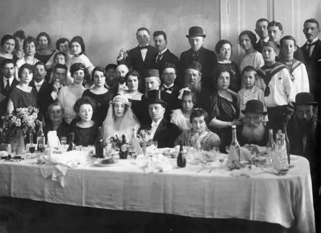 Свадьба Раисы Трайниной и Абрама Левита. Снимок из архива кинофотодокументов, попавший в красочный еврейский календарь-5777