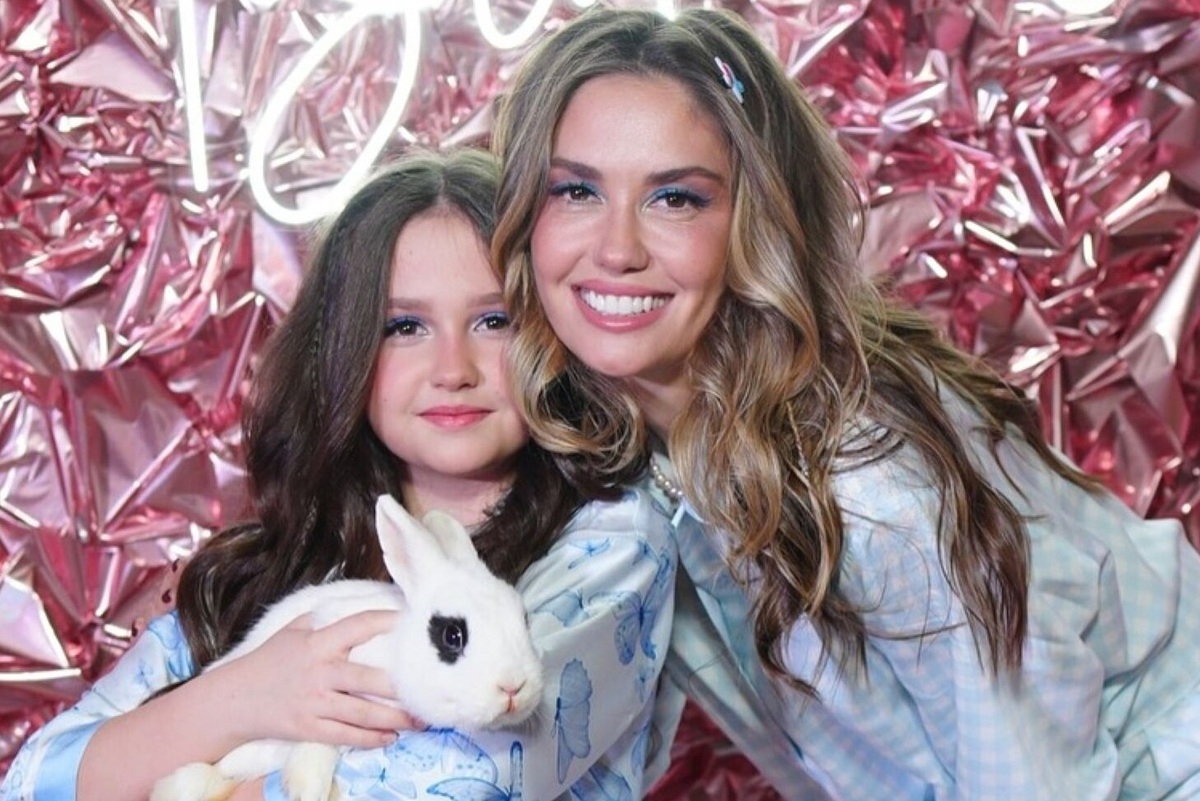     «Видео шуточное, ни одна Мия при съемках не пострадала»: Агата Муцениеце показала жесткую новогоднюю забаву с дочерью