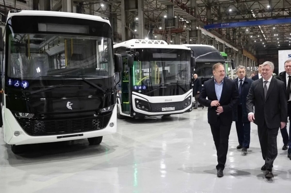    Алексей Русских на производственной площадке новых автобусов СИМАЗ.