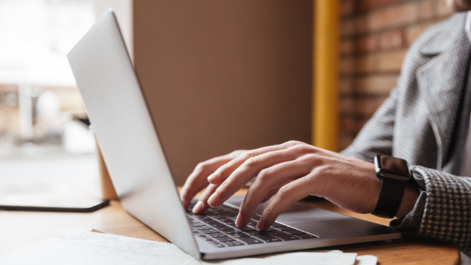 Фото: https://ru.freepik.com/free-photo/cropped-image-businessman-eyeglasses-sitting-by-table-cafe-using-laptop-computer_6876017.htm#fromView=search&page=1&position=29&uuid=2ed54d2a-132a-4caf-9d70-3582c299f590&query=%D0%BD%D0%BE%D1%83%D1%82%D0%B1%D1%83%D0%BA
