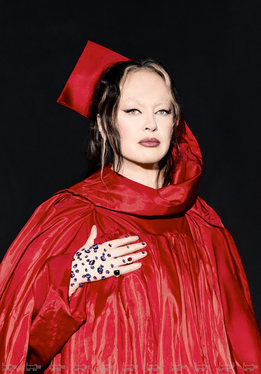    На Ларисе: кольца PARURE ATELIER, кейп АРТЕМ КАЛЯКИН, перчатки EDEM COUTURE Фото: Асет Героева