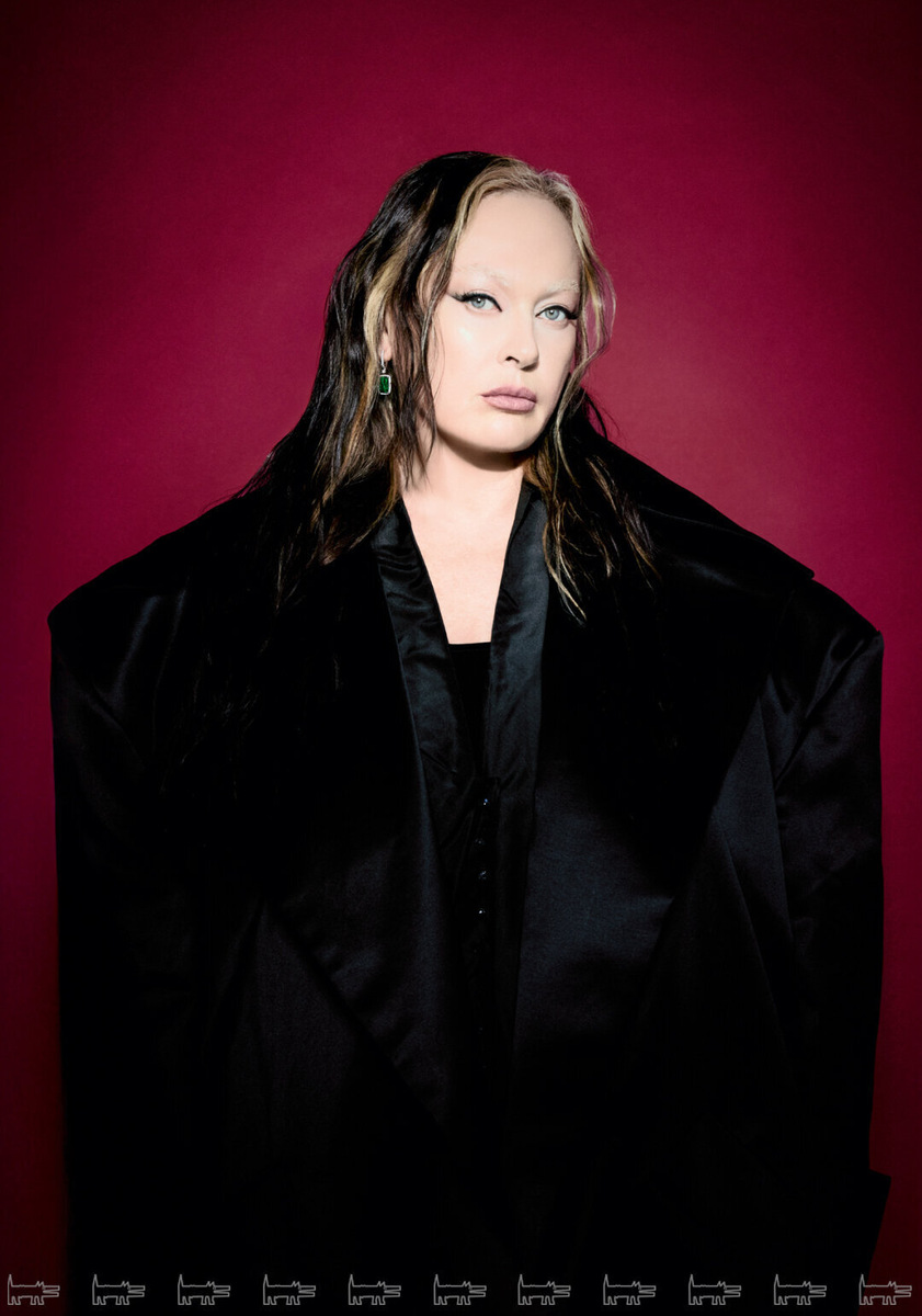    На Ларисе: серьги PARURE ATELIER, пальто RANEVSKY, перчатки EDEM COUTURE Фото: Асет Героева