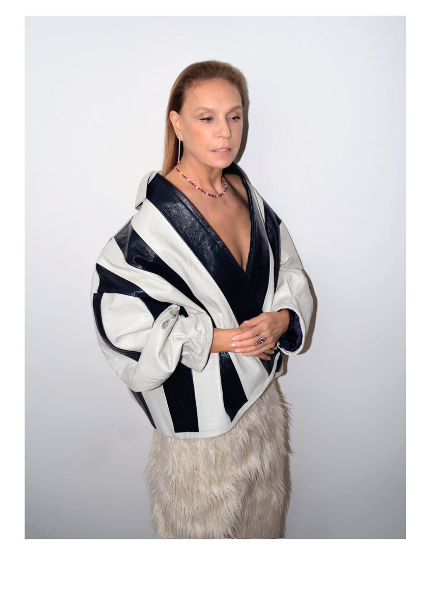    На Алене: серьги MERCURY, колье и кольцо SUTRA JEWELS, куртка PLANTA ROSA, юбка SYSTEM (RehabShop) Фото: Владимир Васильчиков