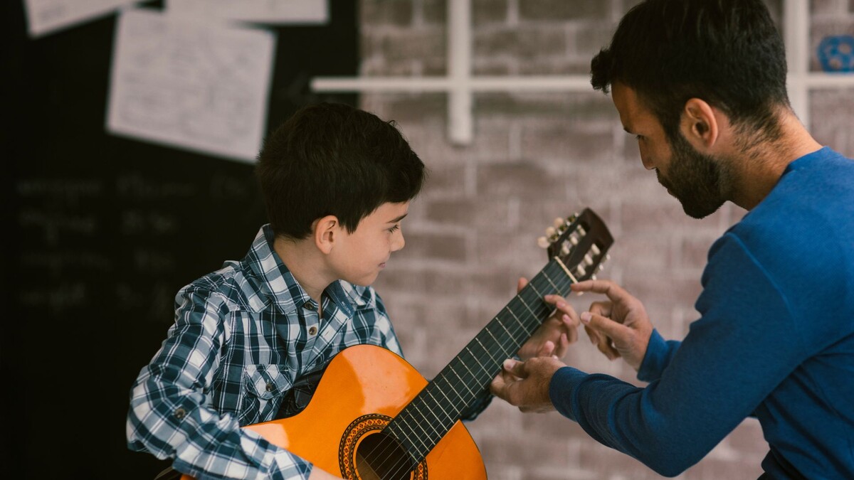 Уроки гитары для детей в Москве: с чего начать родителям