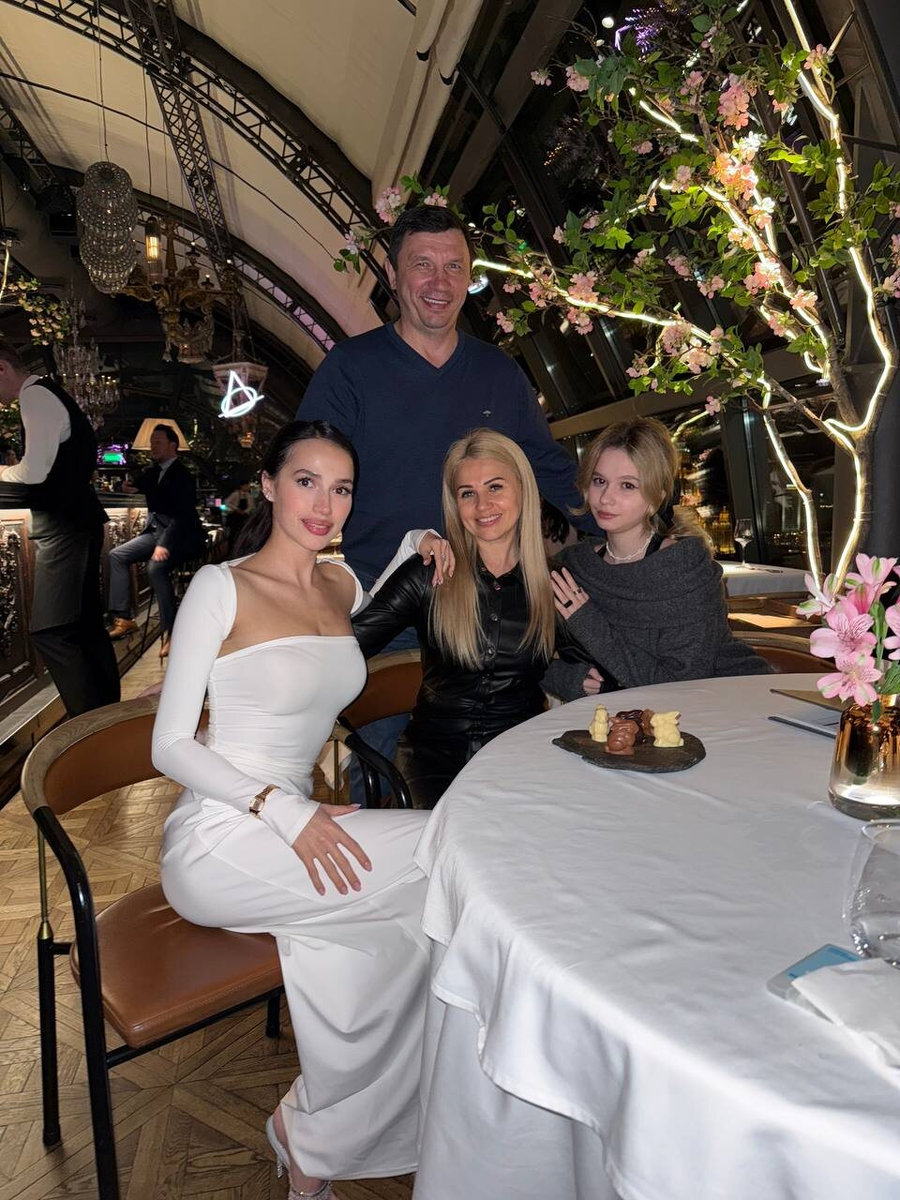 Алина Загитова с семьей. Фото: Telegram