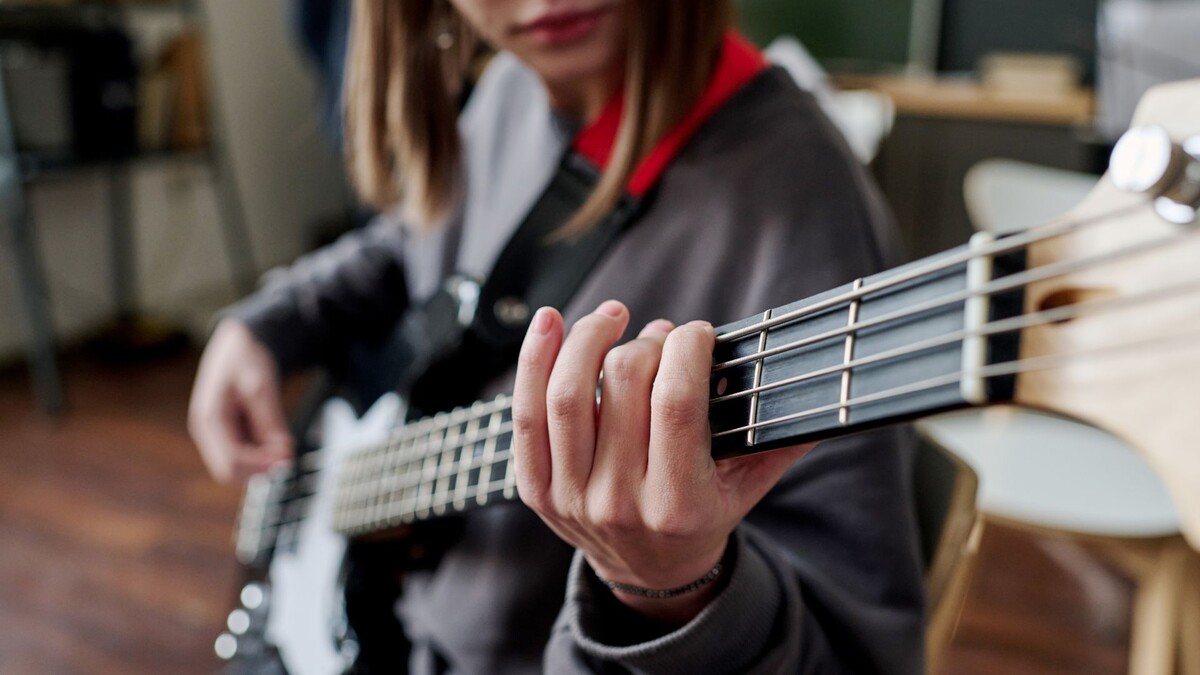 Научиться играть на гитаре с нуля в Москве: реальный план