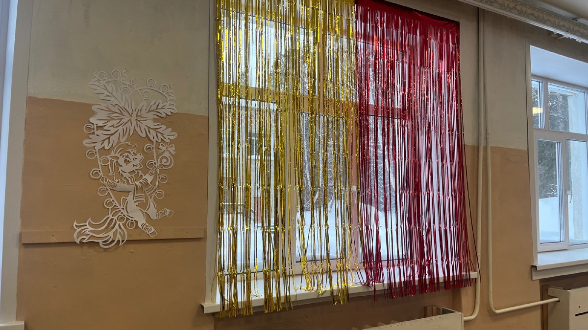 Мы еще повешали дождик на окно 🤩