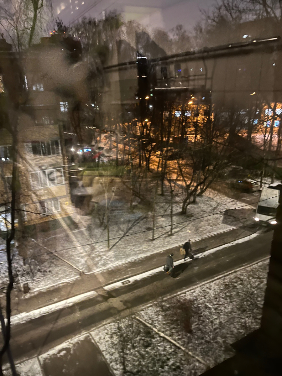 Несут мое барахло к машине 