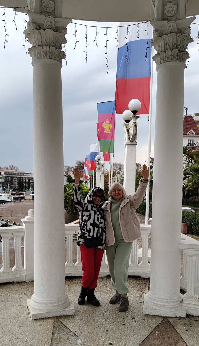 Это чудесный человек! Она сделала для нас солнечным дождливый день 1 декабря.