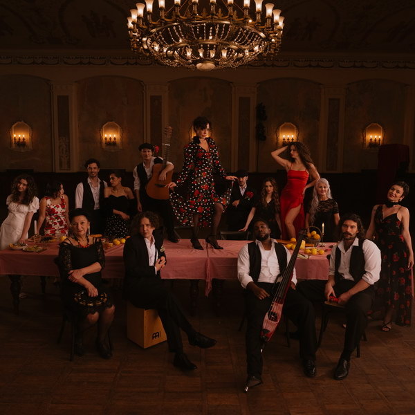     Мария Зайцева устроила семейное застолье с танцами в клипе «Живём! Поём! Танцуем!»