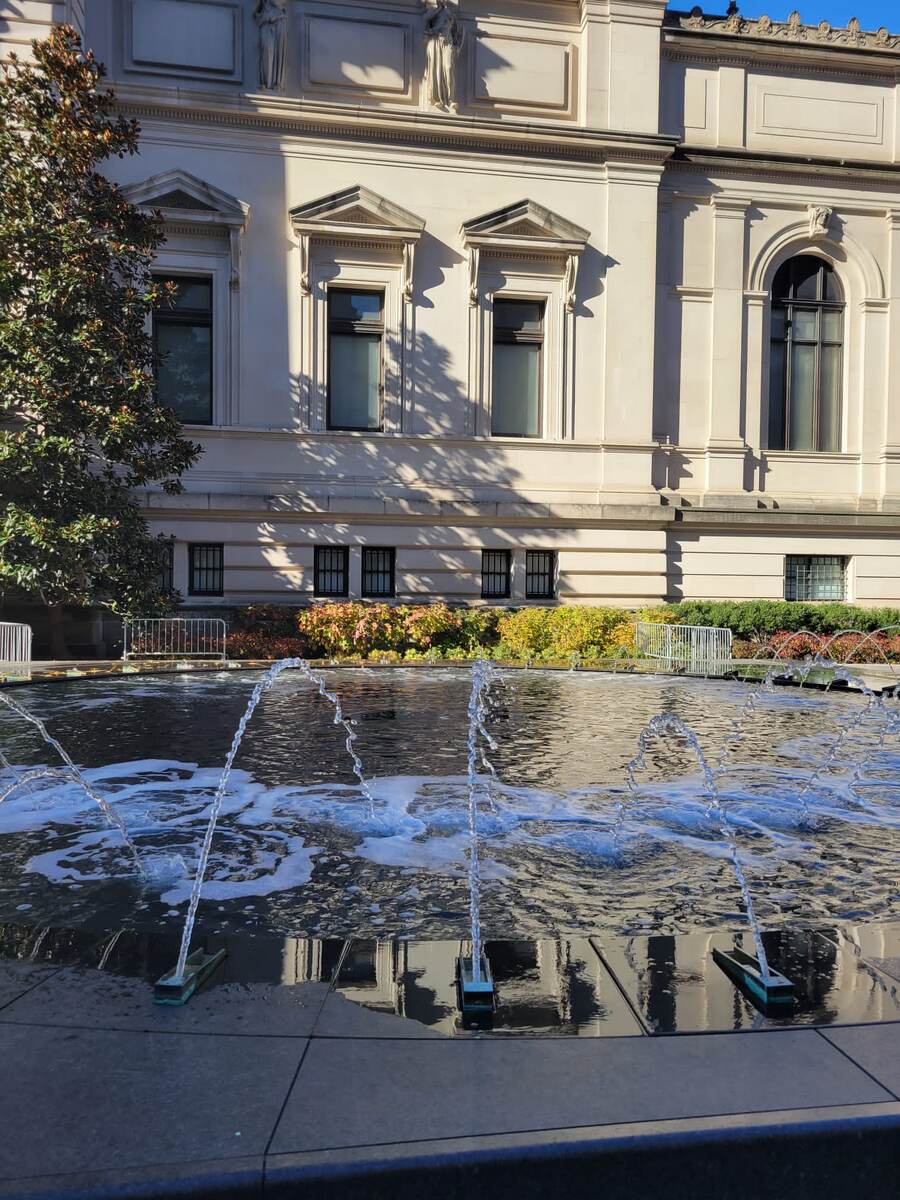 Фонтан у входа в музей. Фото В.А. Фадеевой