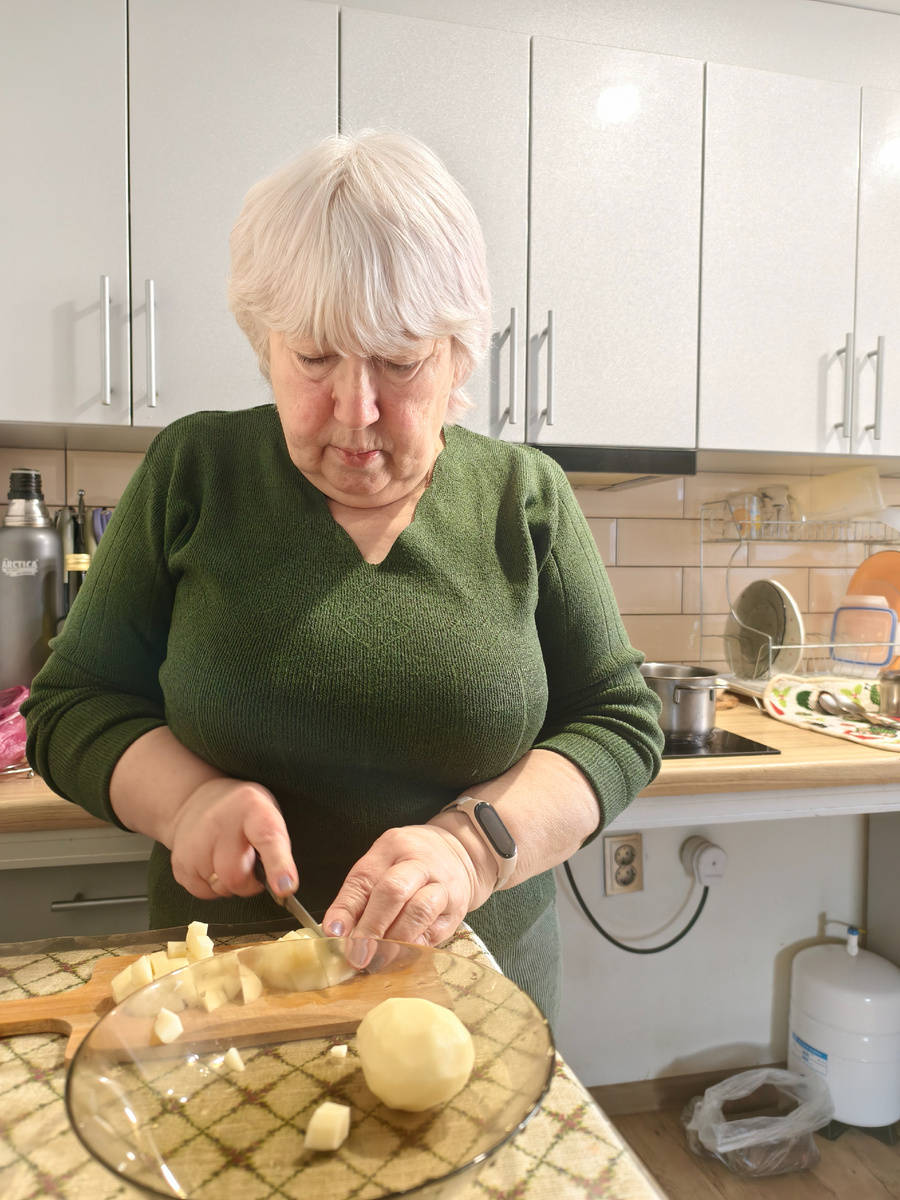 Люба на кухне