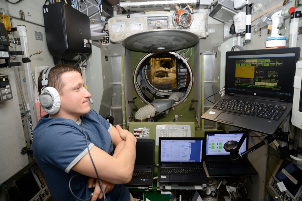 Сергей Кудь-Сверчков на центральном посту СМ «Звезда». Фото: Роскосмос
