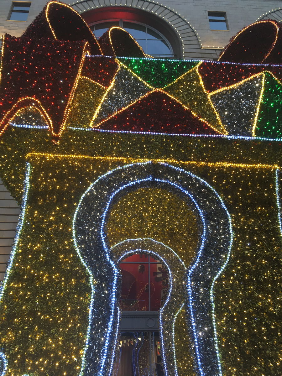 Новогодние светодиодные конструкции у ЦДМ