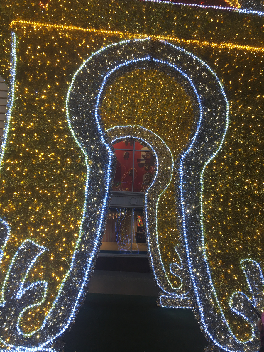 Новогодние светодиодные конструкции у ЦДМ