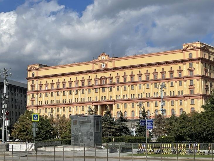 Здание органов госбезопасности на Лубянке в Москве  nesluhi📷
