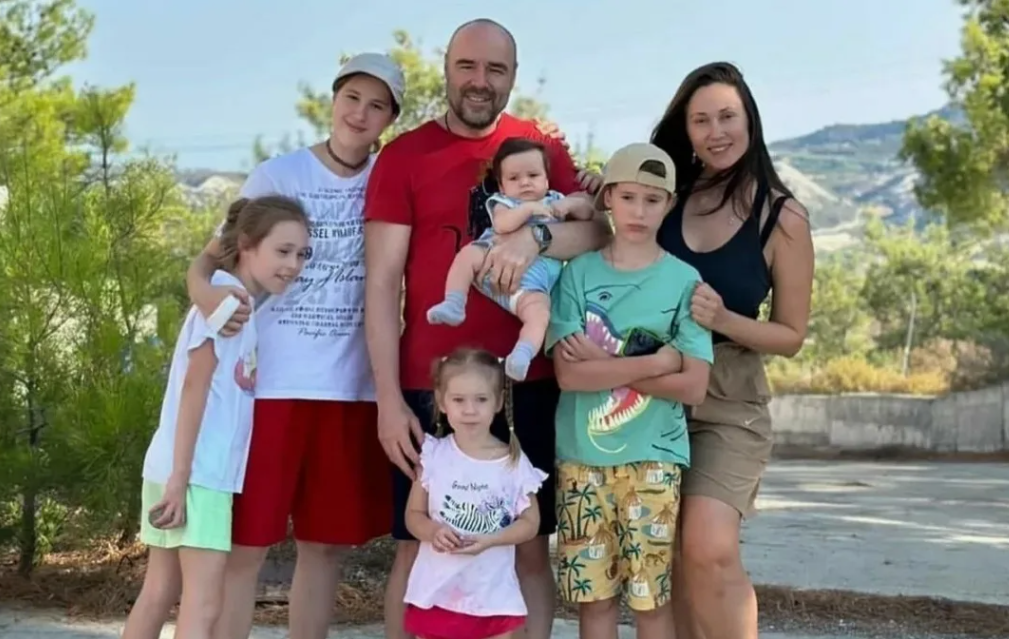 Семья Товстиков из открытого источника яндекс фото