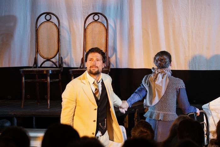 Данила Козловский в спектакле «Вишнёвый сад». Обложка © Сайт МДТ