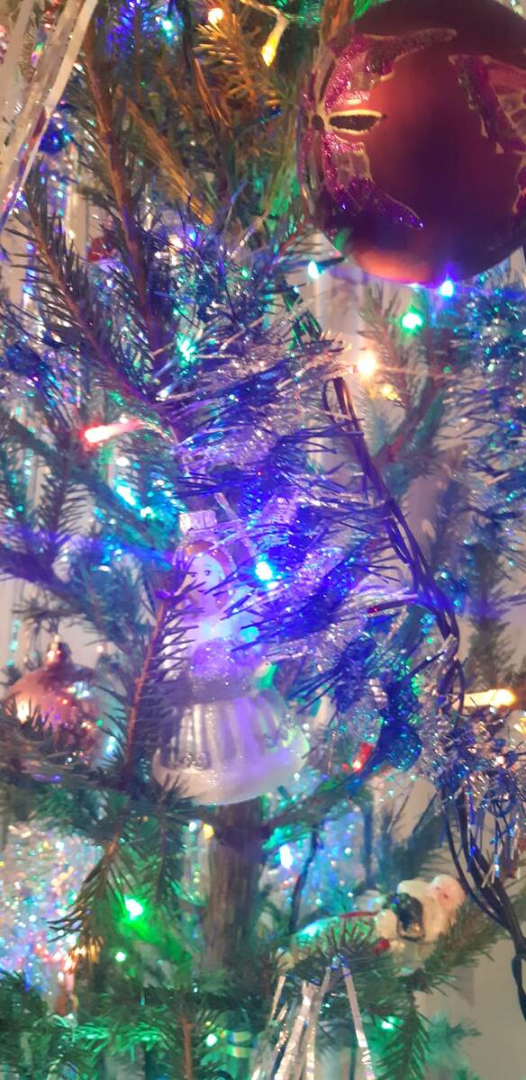 Моя елка. Есть и современные игрушки,и текоторые достались от прабабушки.