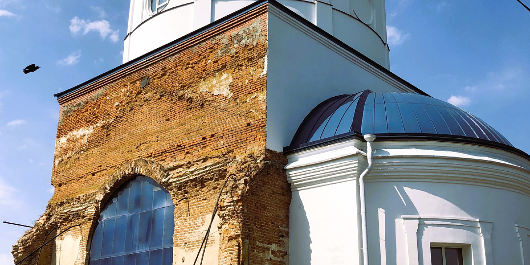 "Школьные стены дрожали, а церковь стояла"