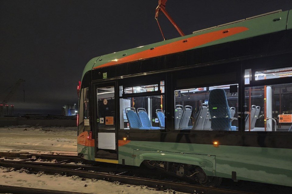    Трамвай сошел с рельсов. Фото: предоставлено "КП".