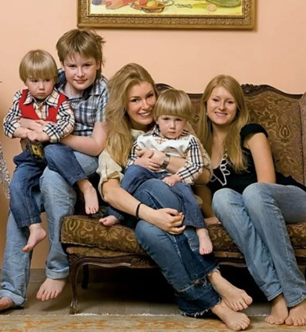 Мария Шукшина с семьей из открытого источника яндекс фото