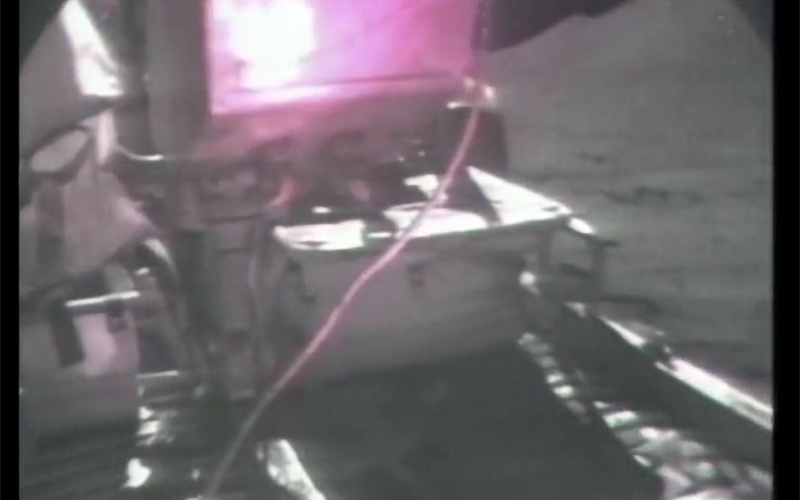 Кадр из видео. Это ровер с красной спинкой сидения.