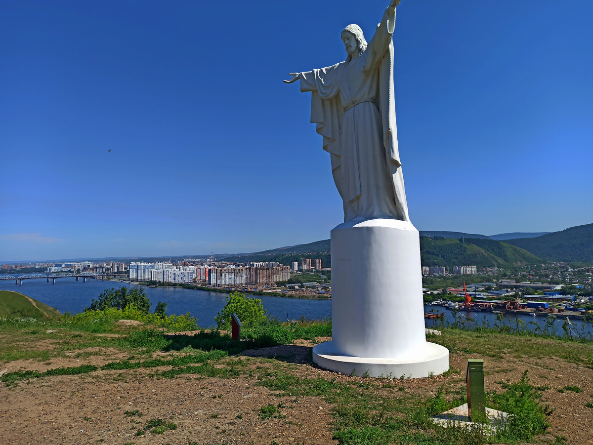 Статуя Иисуса Христа в Красноярске. 