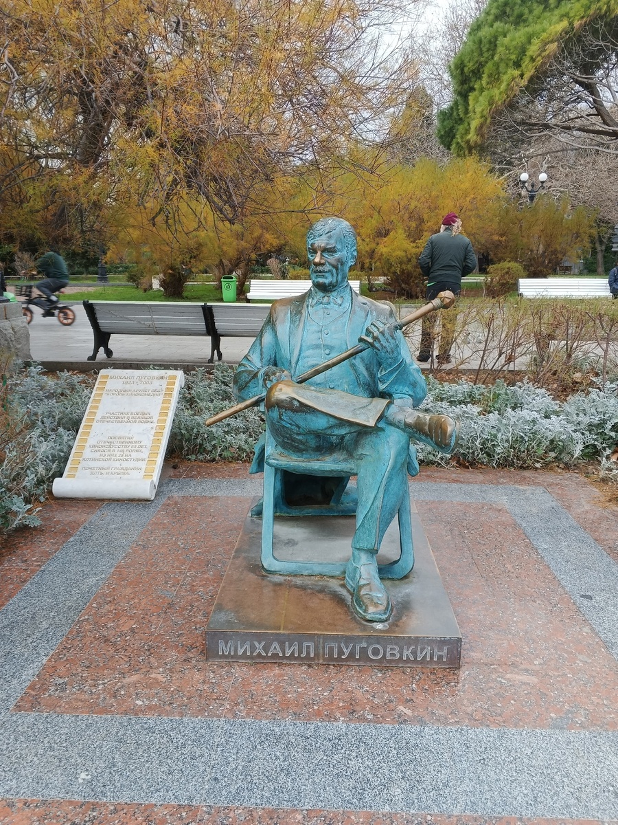 Памятник М. Пуговкину. Фото Галины Малышевой.