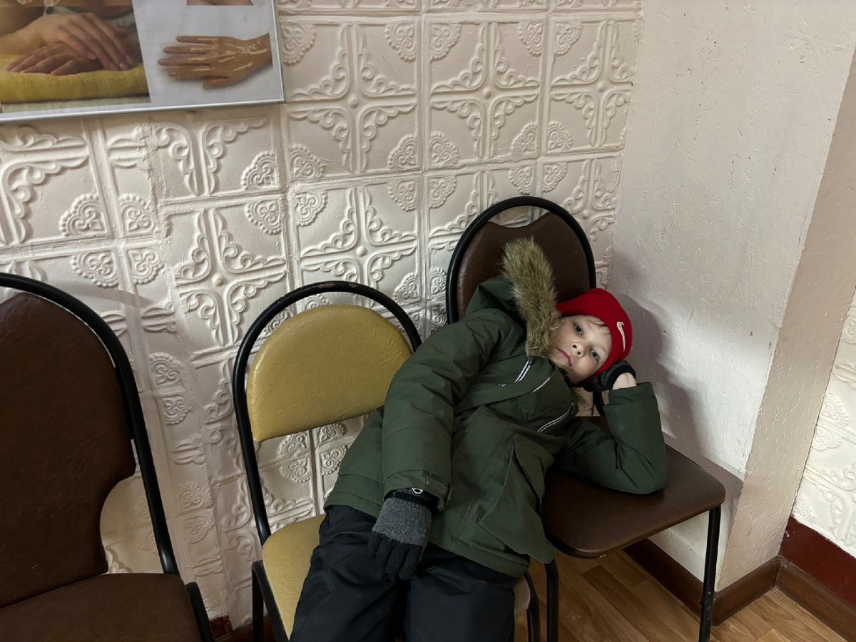 Ждет в парикмахерской стрижку