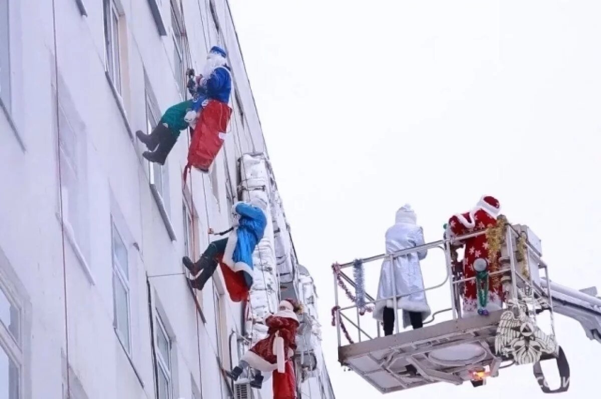    Деды Морозы-альпинисты поздравили пациентов нижегородской больницы