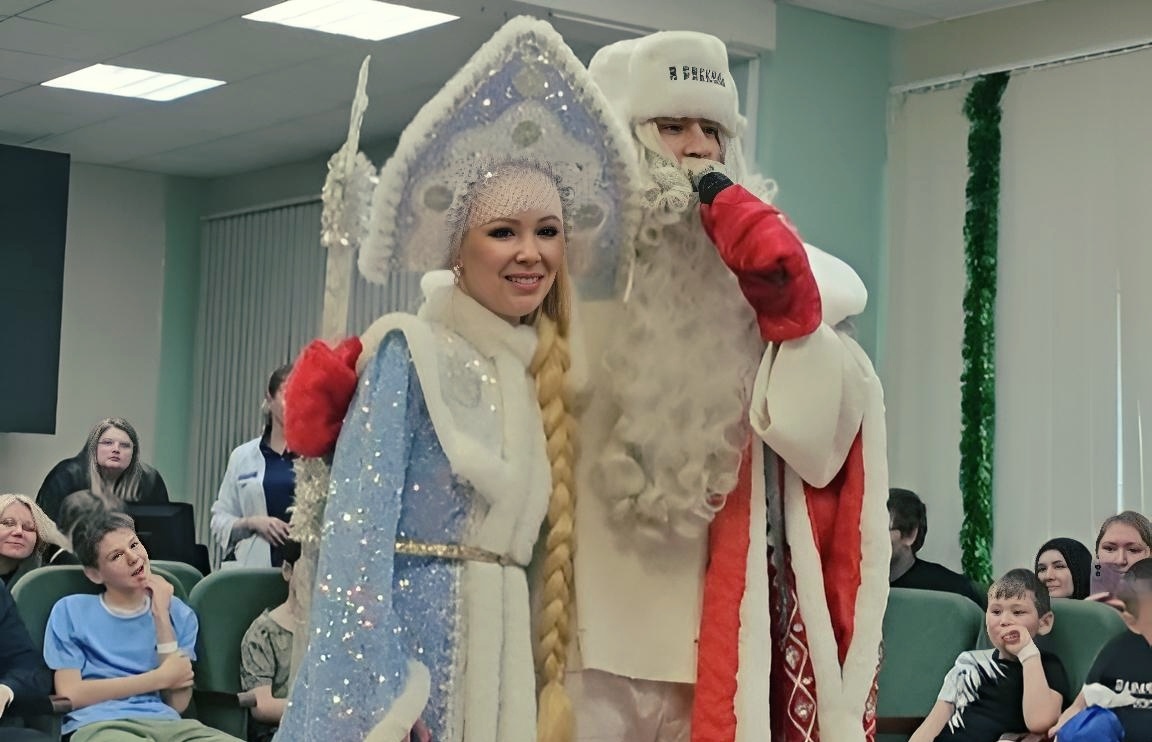 А Дедушка Мороз-то - в фирменной ушанке «Я РУССКИЙ», красота! Из интернета 