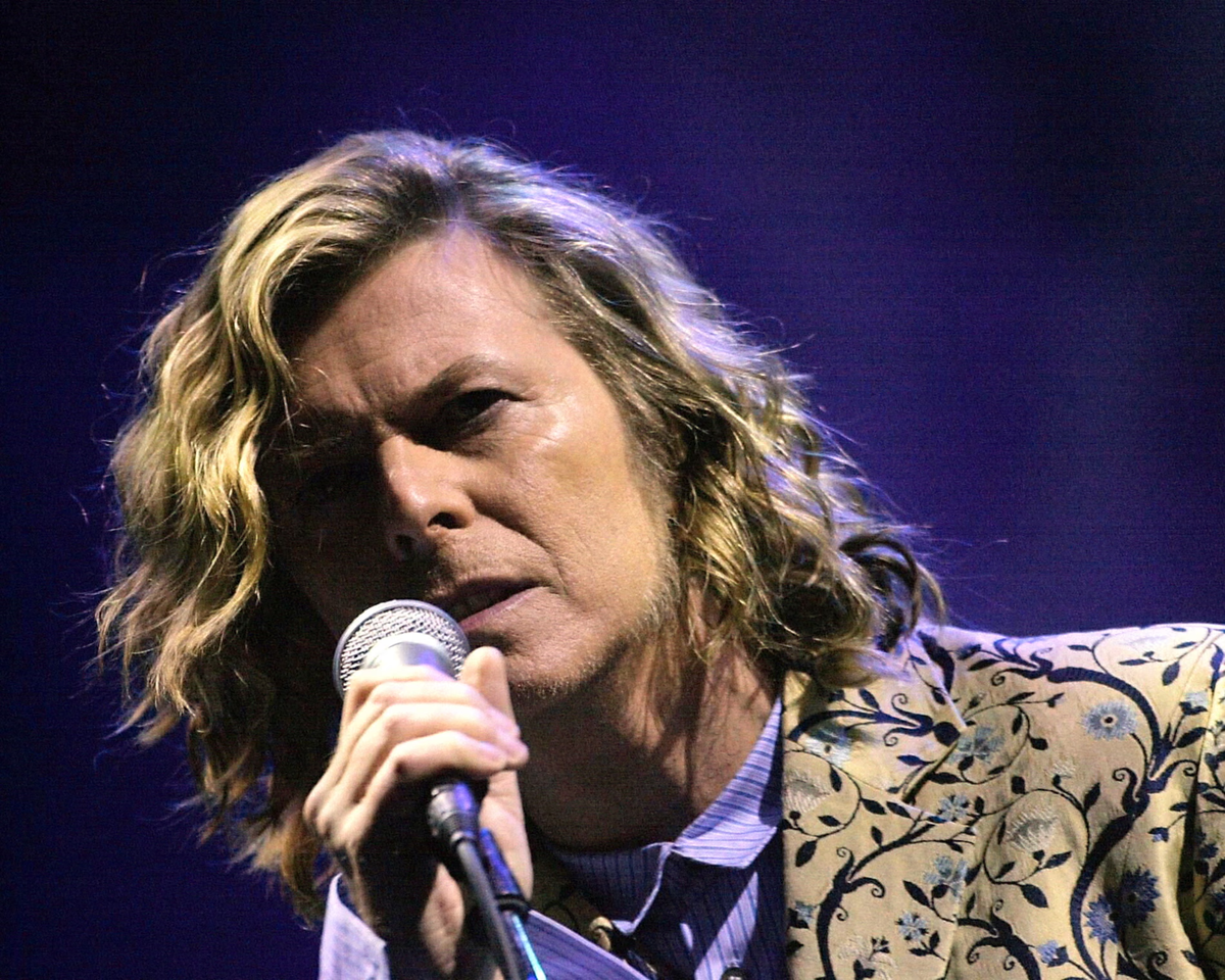 Становясь легендой… Дэвид Боуи выступает на фестивале в Гластонбери в 2000 году. Фото: PA Images/Alamy