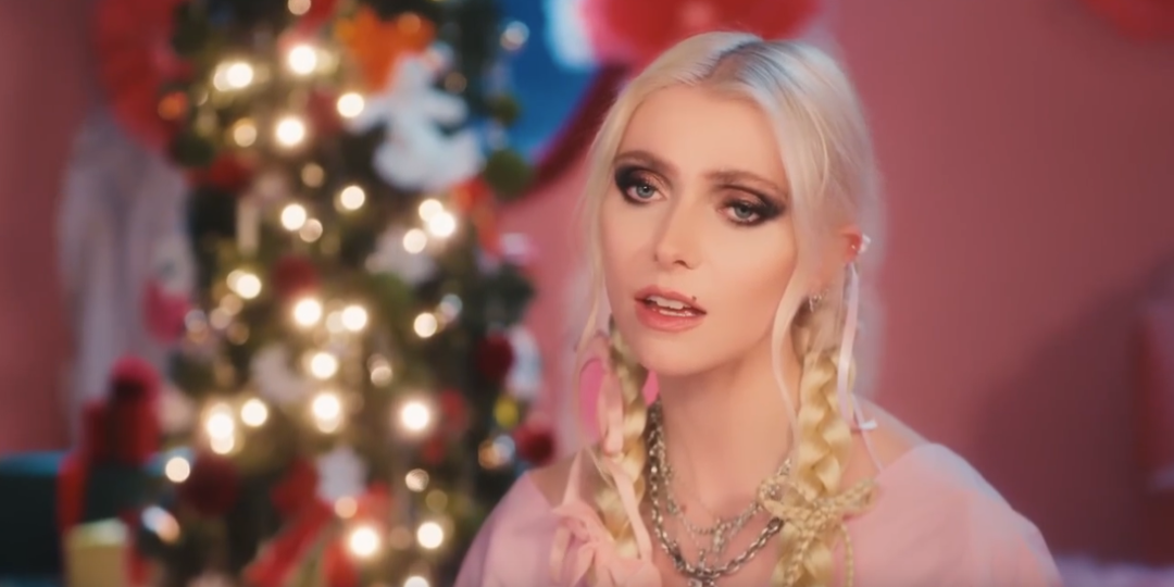 The Pretty Reckless посвящают рок-версию песни из «Гринча» 25-летию культового фильма