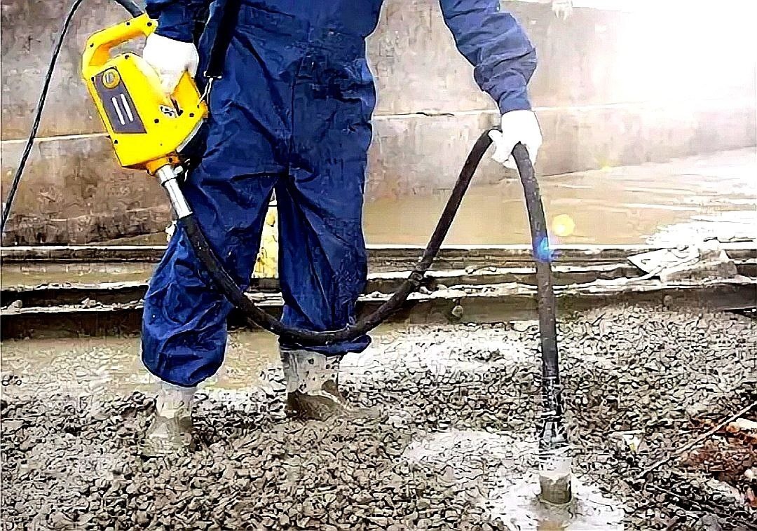 Применение глубинного вибратора для бетона. Фото из открытых источников