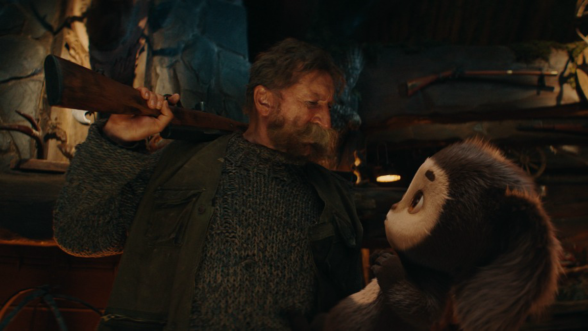    Кадр из фильма «Чебурашка 2»: Охотник (Александр Лыков) и главный герой картины Чебурашка / Фото: «ЦЕНТРАЛ ПАРТНЕРШИП»