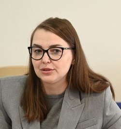    — Отмена моратория — это, прежде всего, возвращение к обычным правилам ответственности за соблюдение сроков и обязательств перед потребителями. Формально это правильно: участники строительного рынка должны отвечать за свои обязательства, и механизм штрафов — один из инструментов такого обеспечения. Не думаю, что отмена моратория приведет к «шквалу исков» автоматически. Практика штрафов уже была частью нормативной среды до введения моратория, и крупные профессиональные девелоперы, как правило, заранее адаптируются к таким изменениям, выстраивая работу с графиками и поставщиками, — считает коммерческий директор ГК «Новастрой» Антонина Дарчинова.