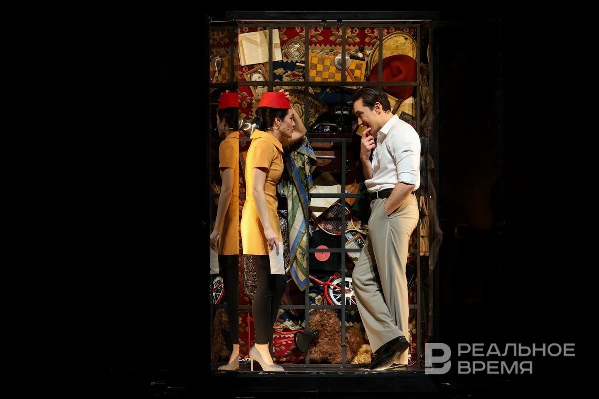    Символический шкаф, превращающийся в кровать. Артем Дергунов / realnoevremya.ru