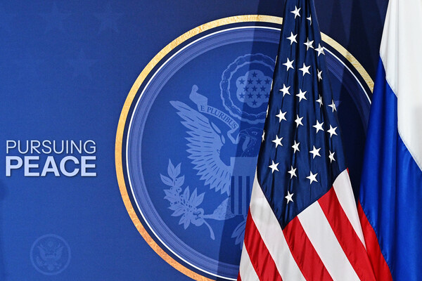 Флаги США и России в пресс-центре саммита России и США на Аляске, 15 августа 2025 года / Сергей Бобылев/РИА Новости  