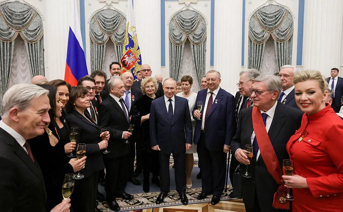    Владимир Путин (в центре) во время вручения государственных наград в Кремле Фото: Михаил Синицын / ТАСС Мария Михайлова