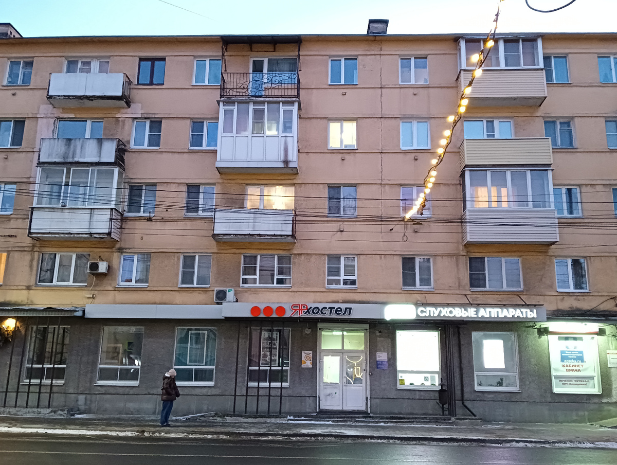 Девочка в ожидании автобуса - а я пока на улице, но скоро буду в своём наблюдательном пункте 🫣