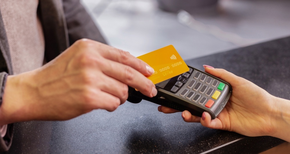 С 1 января 2026 года операции с банковскими картами будут облагаться налогом 22%. Что это значит для россиян