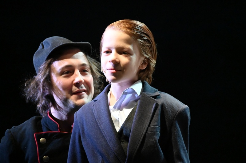 Станислав Сошин в роли Гамлета в детстве и Сергей Бесхлебнов в роли Йорика