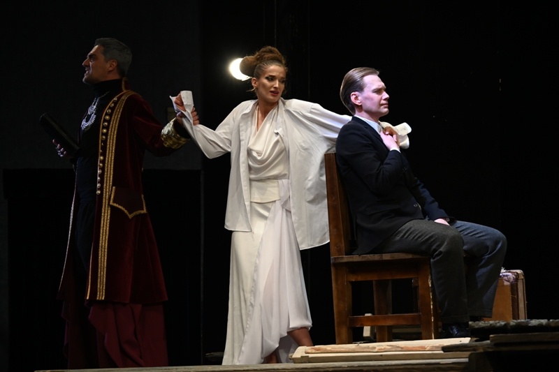 Павел Мамонов в роли Полония, Василий Корсунов в роли Гамлета и Мария Глянц в роли Офелии