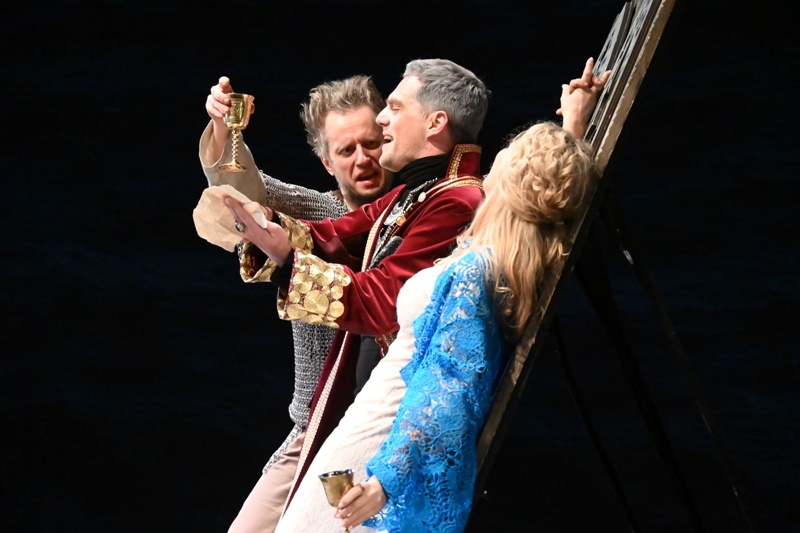 Ирина Качуро в роли Гертруды, Станислав Сухарев в роли Клавдия и Павел Мамонов в роли Полония